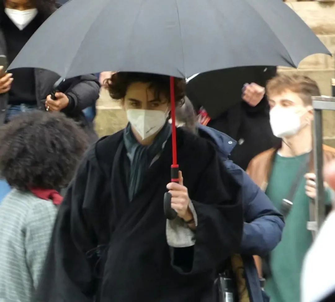 男星街拍 | 王嘉尔挑战“奶奶棉服”，甜茶新片路透照又奶又帅