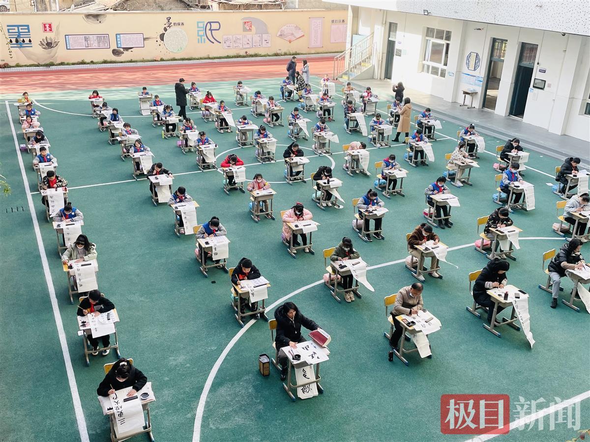 武汉市汉阳区车站小学举行书法大PK(图4)