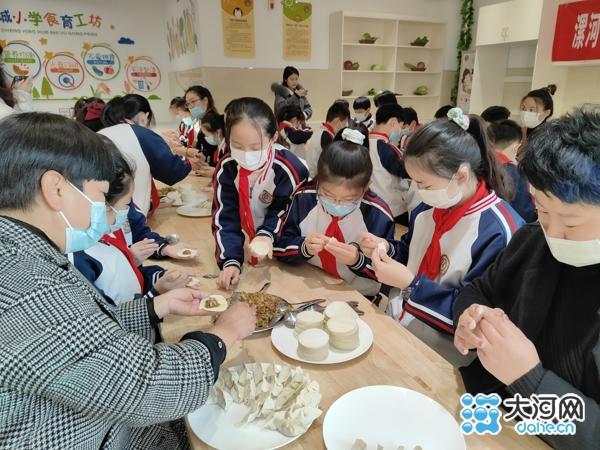 漯河郾城小学师生包饺子 在劳动中传承文化(图1)