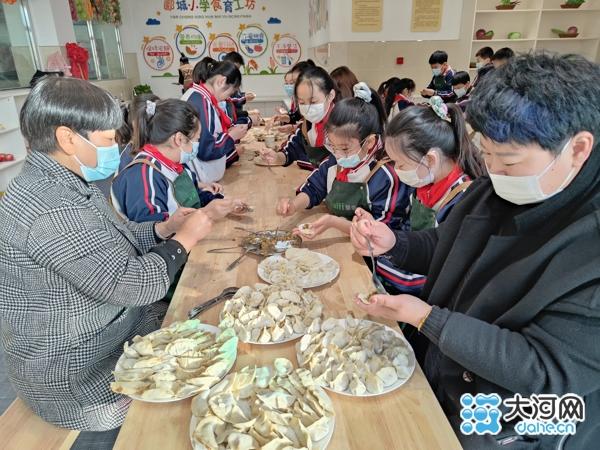 漯河郾城小学师生包饺子 在劳动中传承文化(图2)