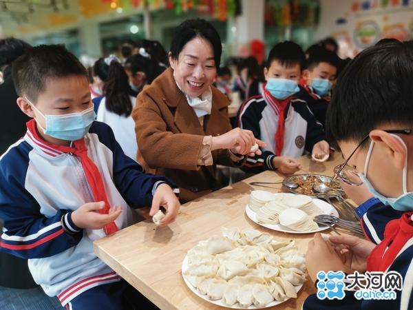 漯河郾城小学师生包饺子 在劳动中传承文化(图4)