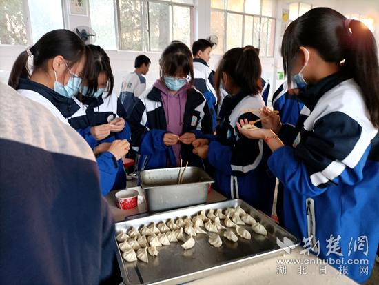 黃石開發(fā)區(qū)·鐵山區(qū)大王中學(xué):“冬至餃子”(圖1) 黃石開發(fā)區(qū)·鐵山區(qū)大王中學(xué):“冬至餃子”(圖1)