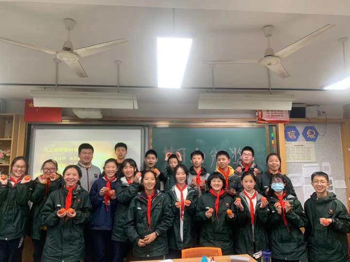 人手一朵“蓬蓬云”！收到这个礼物后，这些同学顿时成了校园里最靓的仔