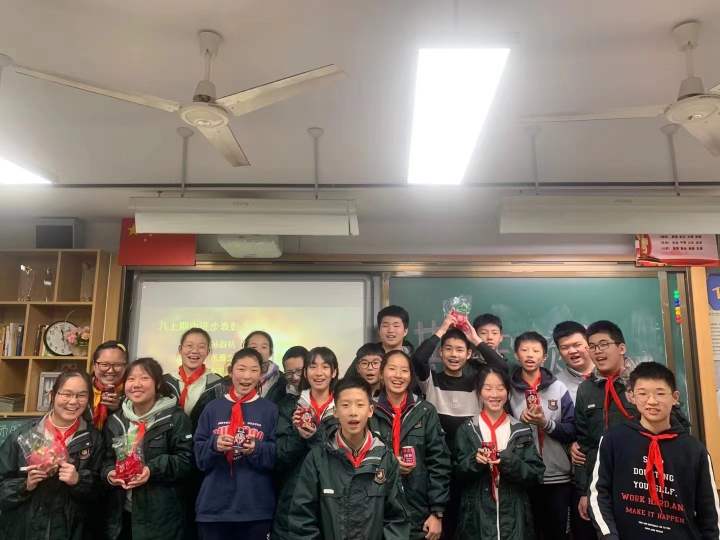 人手一朵“蓬蓬云”！收到这个礼物后，这些同学顿时成了校园里最靓的仔