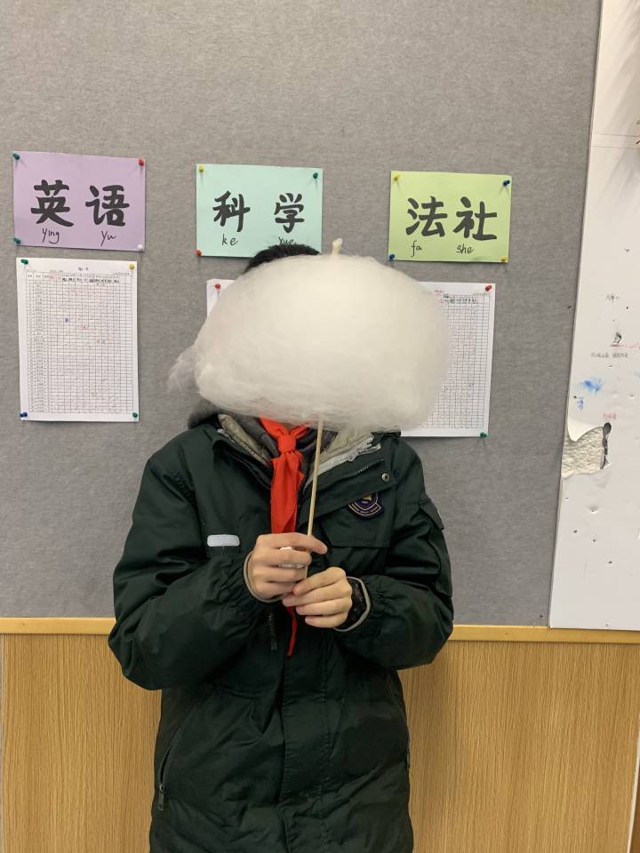 人手一朵“蓬蓬云”！收到这个礼物后，这些同学顿时成了校园里最靓的仔