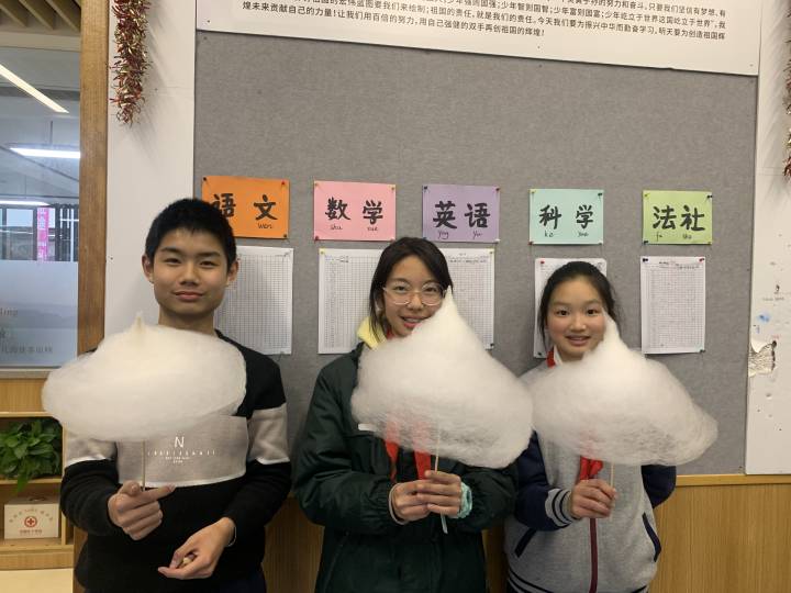 人手一朵“蓬蓬云”！收到这个礼物后，这些同学顿时成了校园里最靓的仔