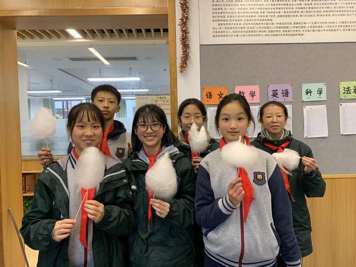 人手一朵“蓬蓬云”！收到这个礼物后，这些同学顿时成了校园里最靓的仔