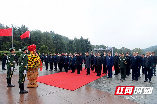 纪念毛泽东同志诞辰128周年 湘潭市举行向毛泽东同志铜像敬献花篮仪式