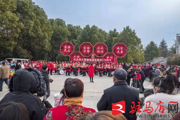 我市文化志愿者举行纪念毛泽东诞辰128周年演出活动