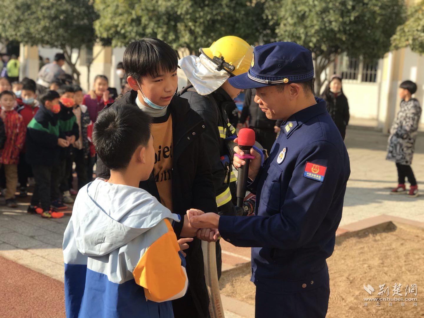 江夏區第一小學開展冬季消防安全疏散演練(圖1)