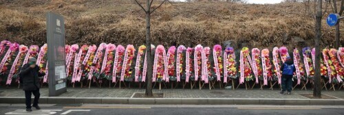 朴槿惠出狱前粉丝送500个花环：摆满医院门口 一眼望不到头