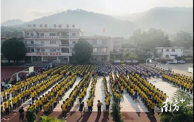 蕉岭县镇平中学举行第五届校园文化艺术节(图1)