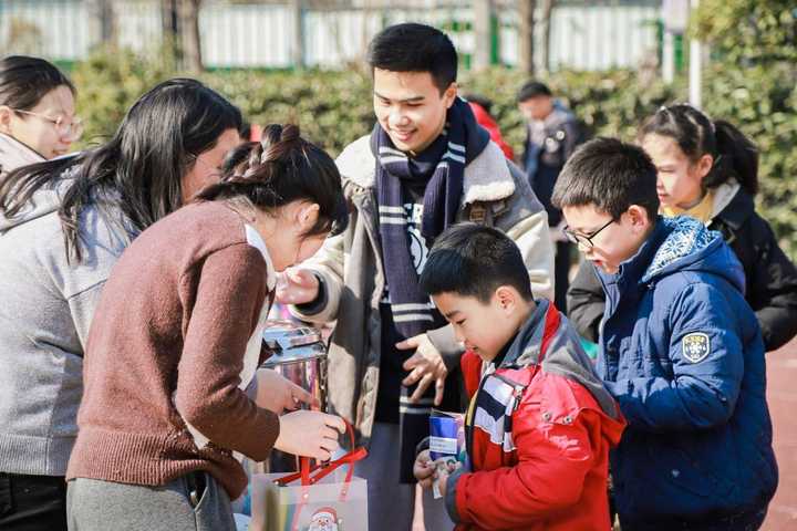 杭州市澎博小学跑道变成了购物街(图2)