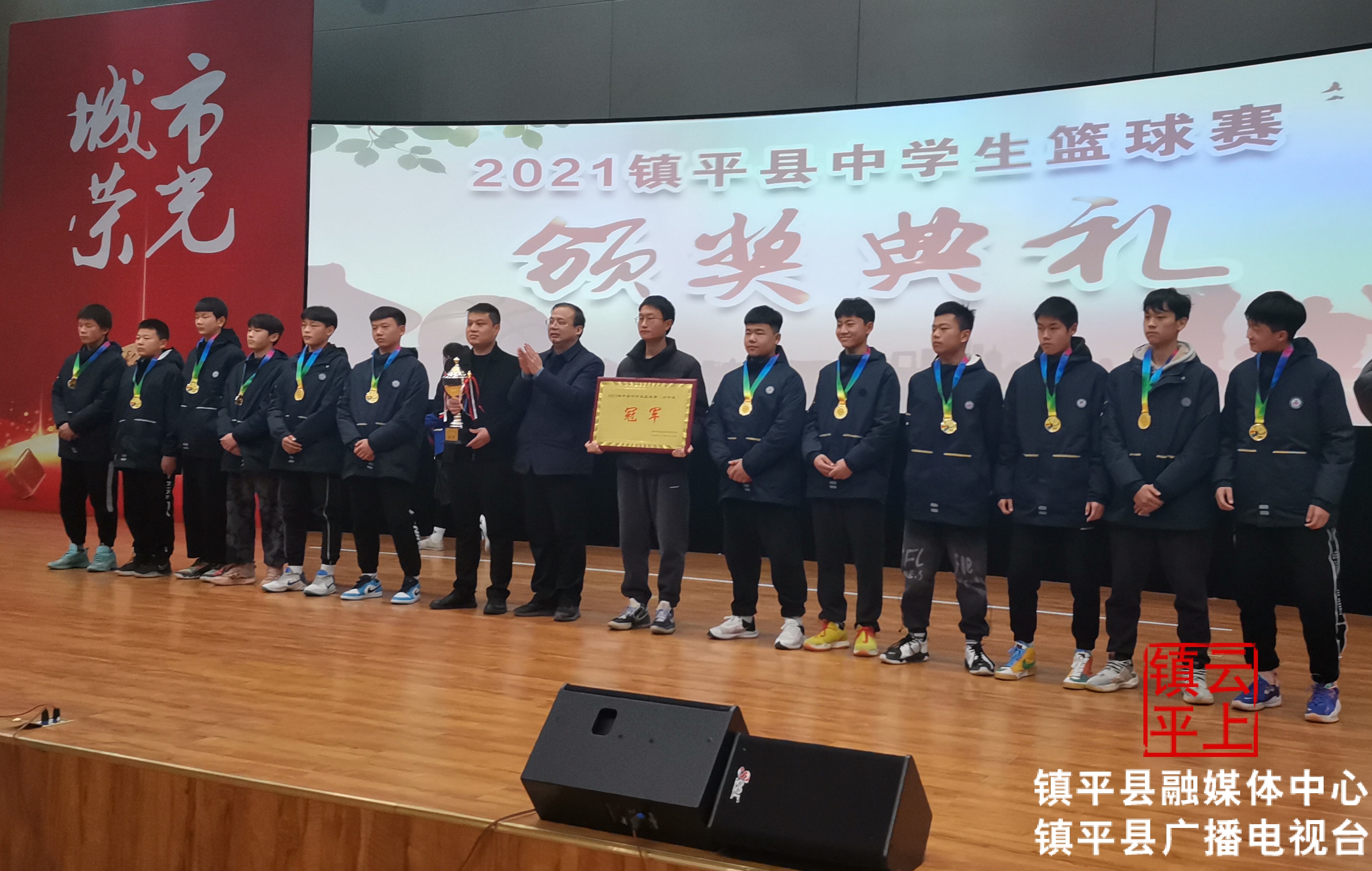 “无篮球不兄弟”：中学生篮球赛精彩谢幕