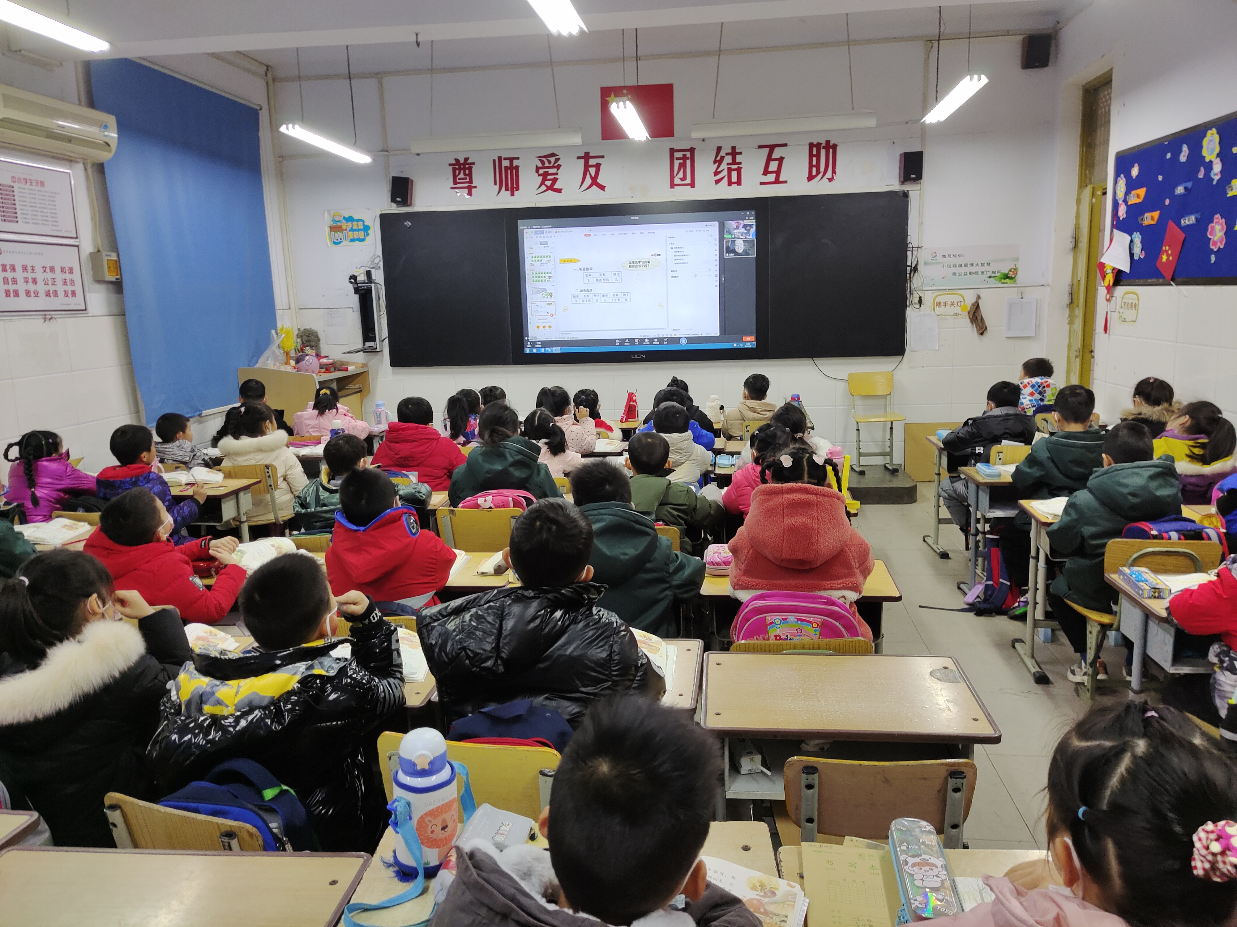 鄭州市二七區(qū)春暉小學(xué)上演特殊課堂接力(圖1) 鄭州市二七區(qū)春暉小學(xué)上演特殊課堂接力(圖1)