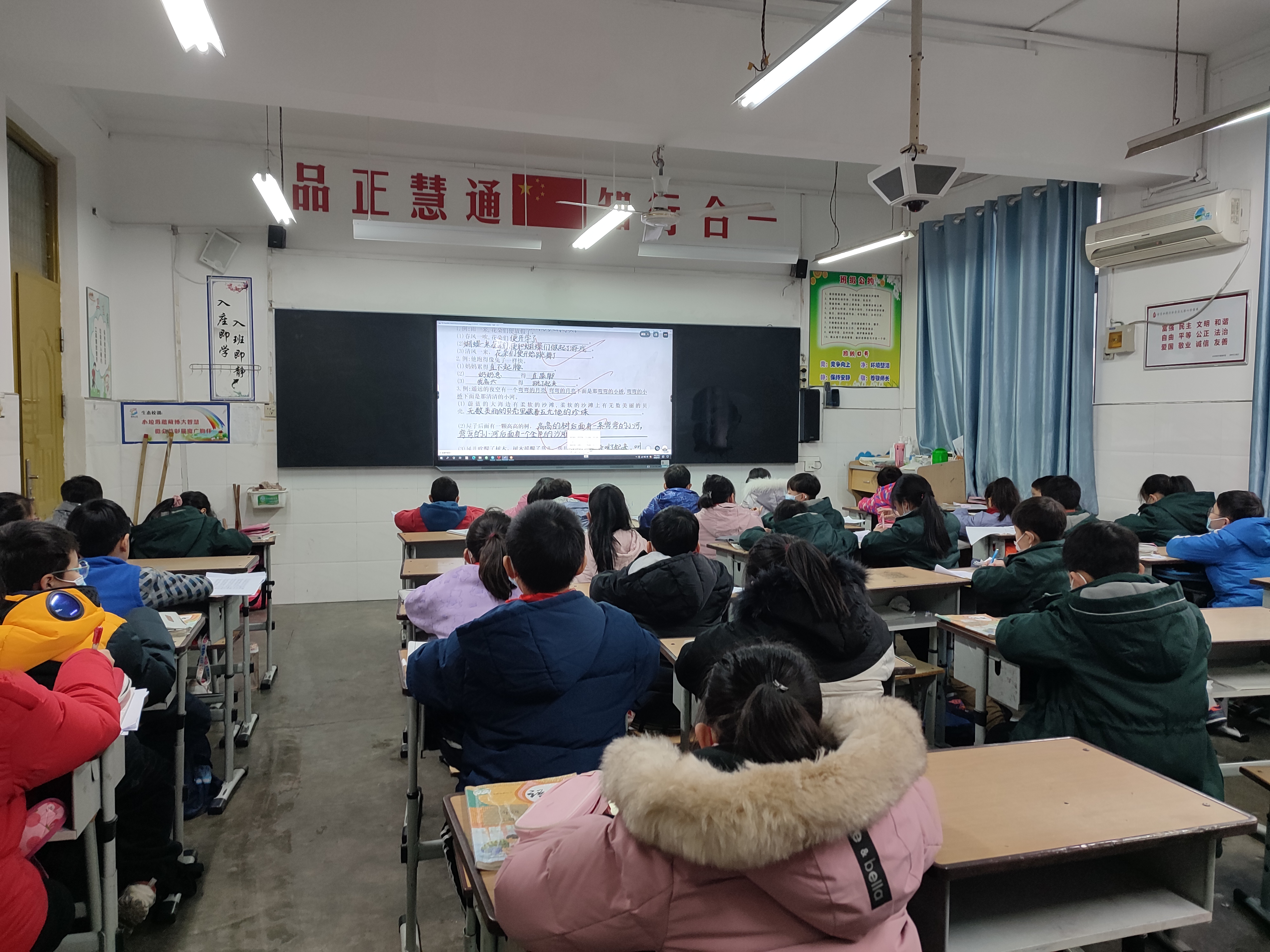 鄭州市二七區(qū)春暉小學(xué)上演特殊課堂接力(圖2) 鄭州市二七區(qū)春暉小學(xué)上演特殊課堂接力(圖2)