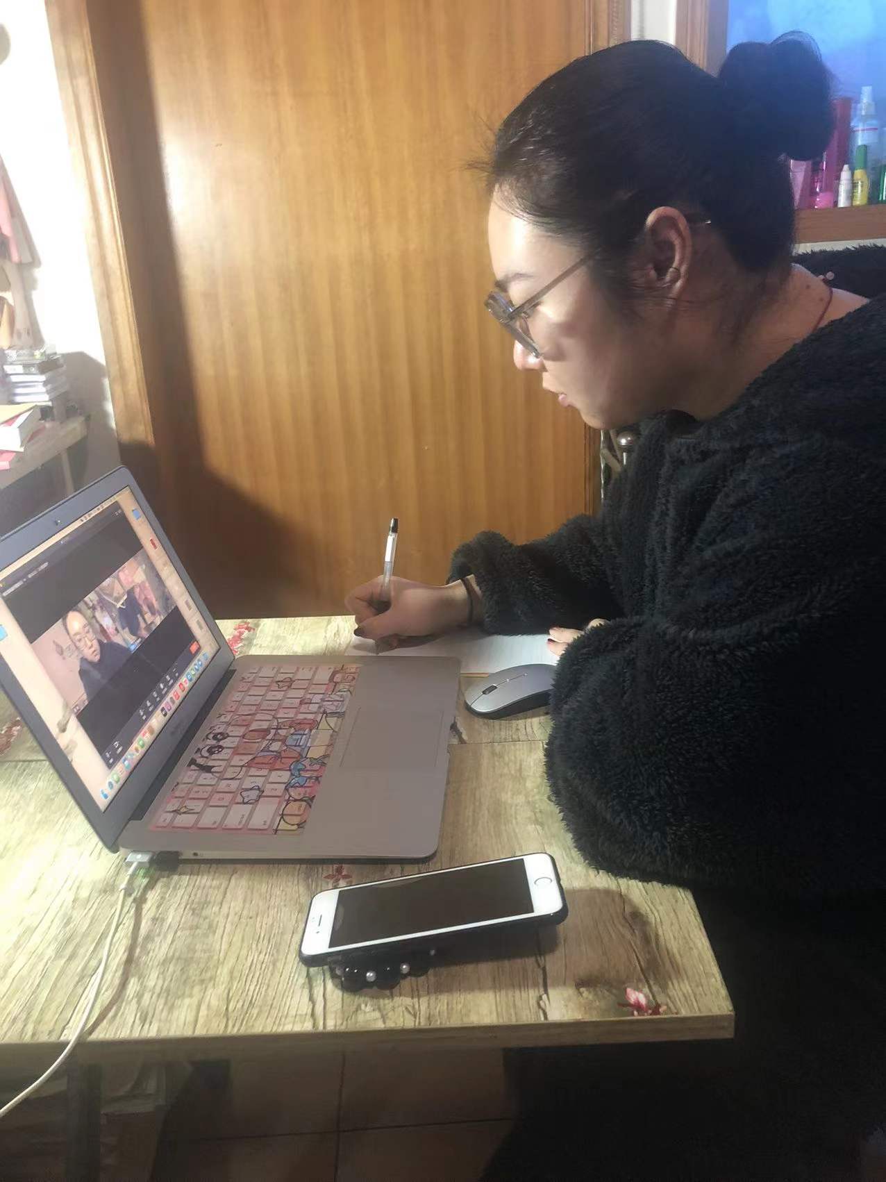 鄭州市二七區(qū)春暉小學(xué)上演特殊課堂接力(圖3) 鄭州市二七區(qū)春暉小學(xué)上演特殊課堂接力(圖3)