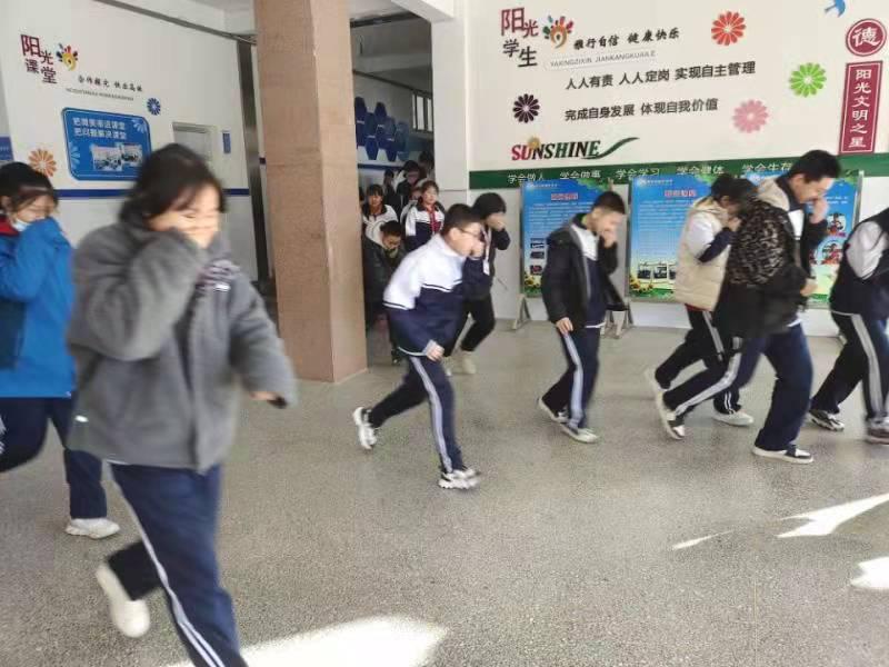 棲霞市桃村中學(xué)活動增強(qiáng)學(xué)生冬季安全意識(圖2) 棲霞市桃村中學(xué)活動增強(qiáng)學(xué)生冬季安全意識(圖2)