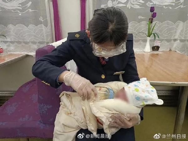 列车上，夫妇俩神色慌张借奶粉；乘务员报警发现：婴儿是花11万买来的