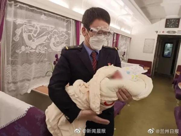 列车上，夫妇俩神色慌张借奶粉；乘务员报警发现：婴儿是花11万买来的
