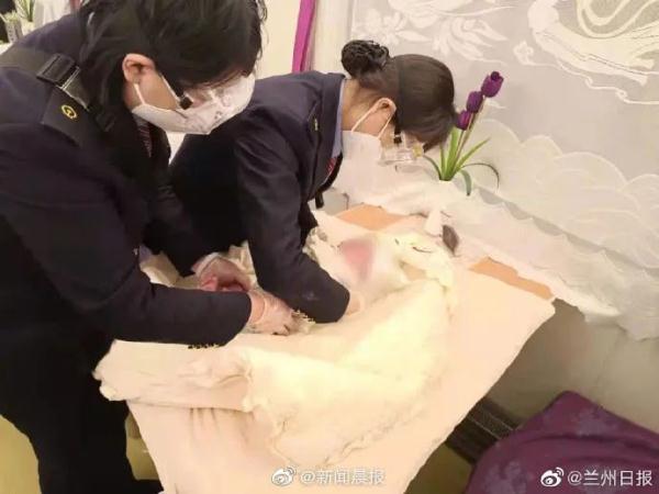 列车上，夫妇俩神色慌张借奶粉；乘务员报警发现：婴儿是花11万买来的