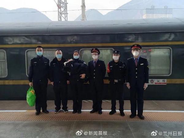 列车上，夫妇俩神色慌张借奶粉；乘务员报警发现：婴儿是花11万买来的