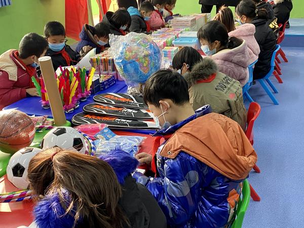 寒冬收到两份爱心礼物，这些小学生们直呼“开心到飞起！”