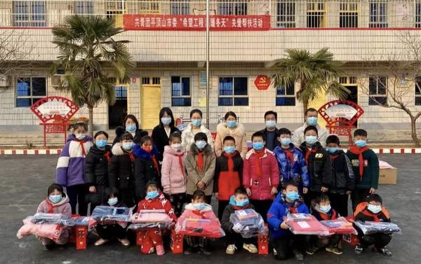 寒冬收到两份爱心礼物，这些小学生们直呼“开心到飞起！”