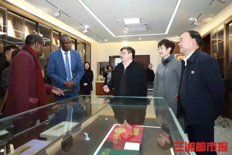 加强传统医药领域合作，马里共和国驻华大使迪迪埃·达科一行来访湖南中医药大学