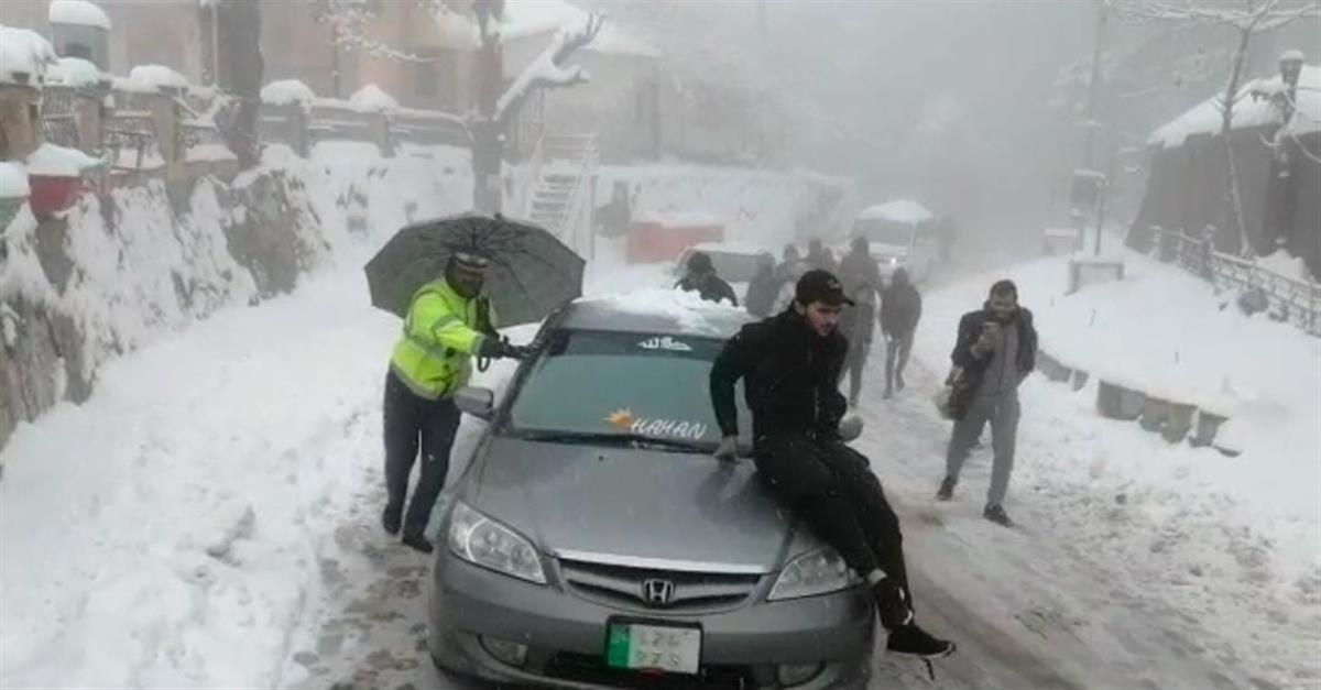 巴基斯坦暴风雪致多人死亡，当地官员派私人直升机参与救援