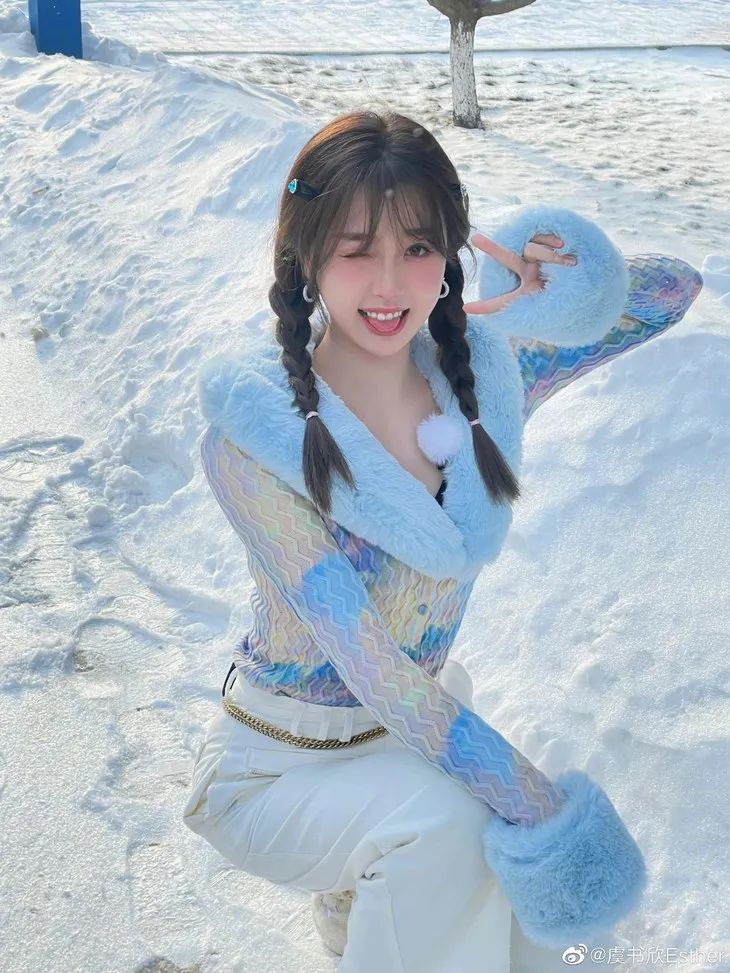 我的天！虞书欣的雪场拍照pose分解 初恋的感觉空气都能变甜