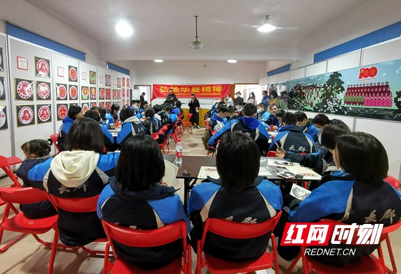 長(zhǎng)郡雙語(yǔ)實(shí)驗(yàn)中學(xué)1904班學(xué)生體驗(yàn)剪紙文化(圖2) 長(zhǎng)郡雙語(yǔ)實(shí)驗(yàn)中學(xué)1904班學(xué)生體驗(yàn)剪紙文化(圖2)