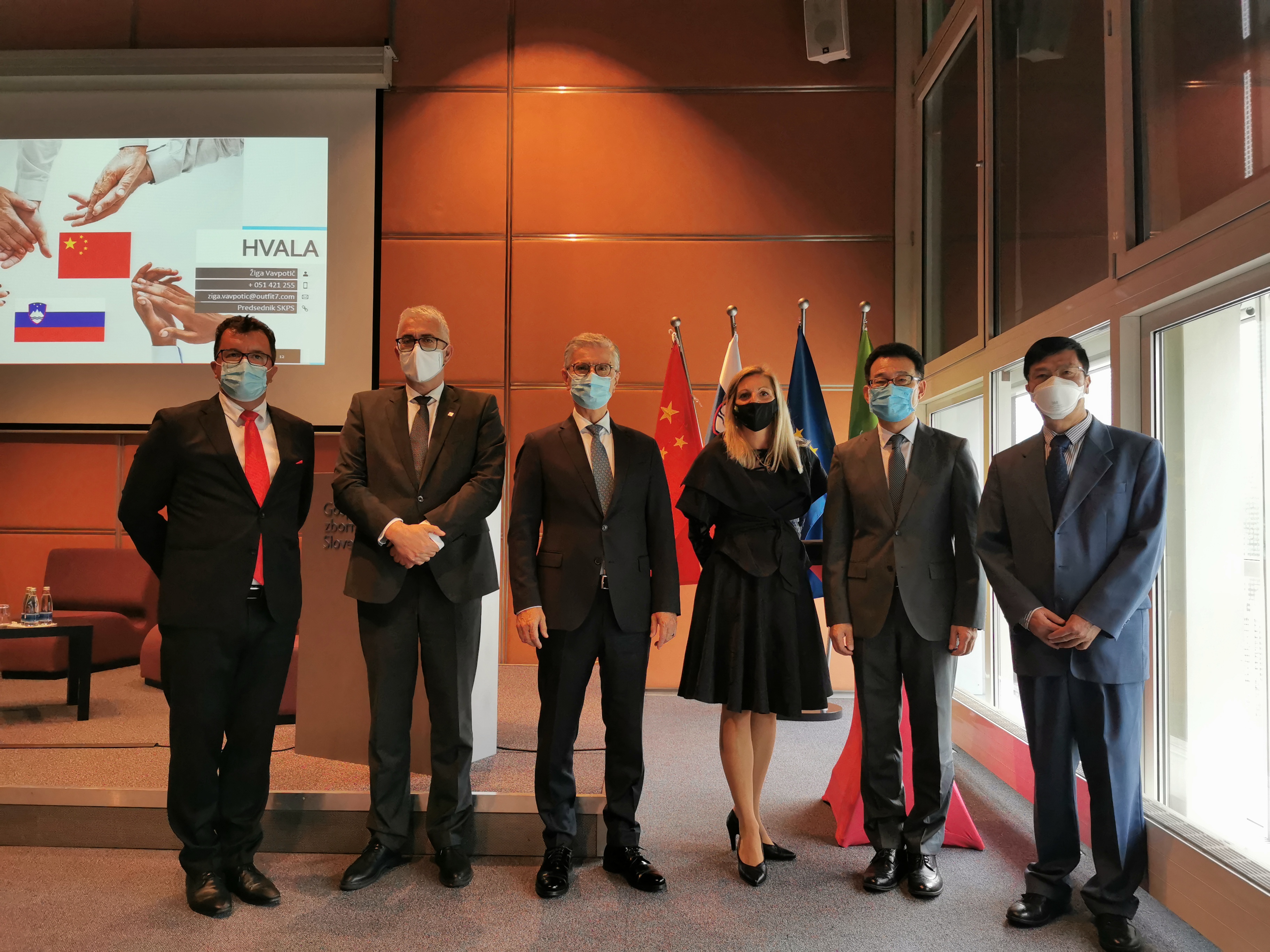 ˹̨ۺ󣬱ҵͷԵͬʱ