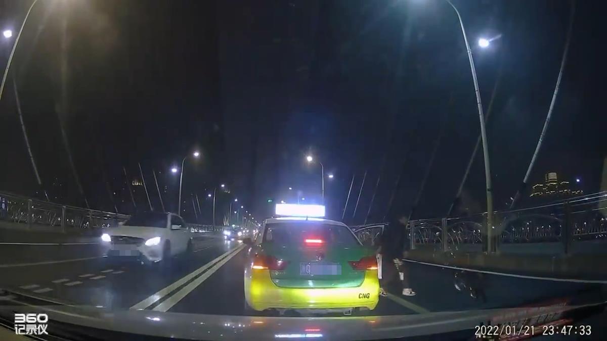 宜宾一男子冲下车要跳桥，多名过路车主紧急停车救人