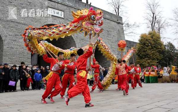 舞龍：千年民俗寓意濃，龍騰虎躍倍兒爽