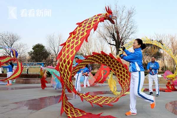 舞龍：千年民俗寓意濃，龍騰虎躍倍兒爽