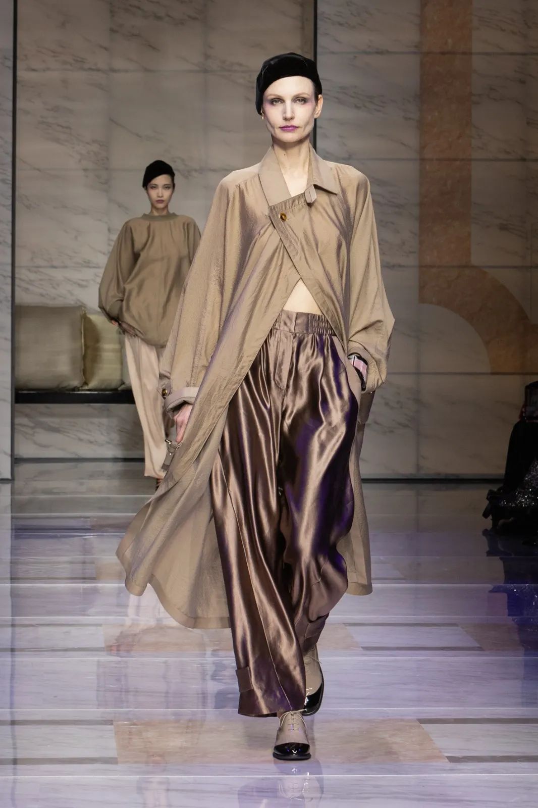 优雅的线条跳跃在服装上.