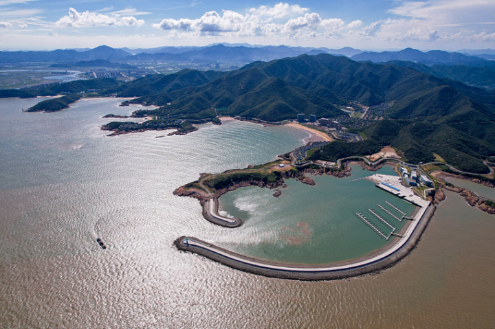 浙江海洋运动中心(亚帆中心)举行,这也是浙江海域乃至整个东海海区