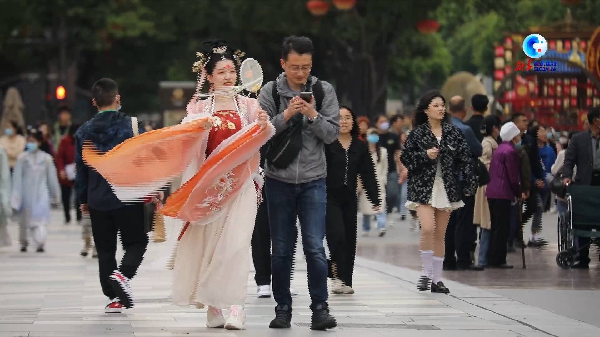 全球连线丨唐装汉服秀成中国古都西安街头时尚最新消息