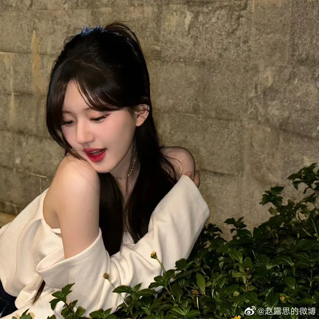 额头窄小的女性,可以选择像八字刘海这样可以修饰脸部线条的刘海.